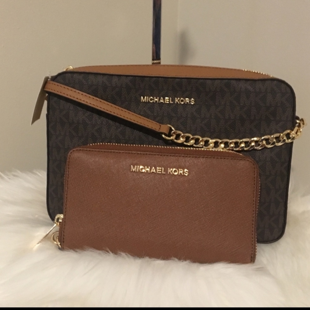 Michael Kors crossbody purse and wallet.     Open to offers